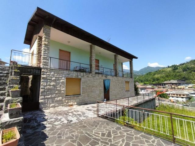 Villetta bifamiliare in vendita di 250 m² in Via Cepino
