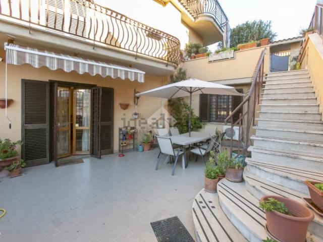 Villetta bifamiliare in vendita di 250 m² in Via Cesare Battisti, 57