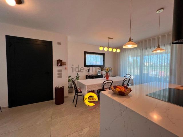 Villetta bifamiliare in vendita di 250 m² in Via Corner