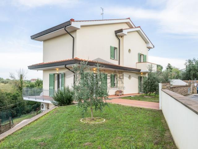 Villetta bifamiliare in vendita di 250 m² in Via dei Franchi, 2