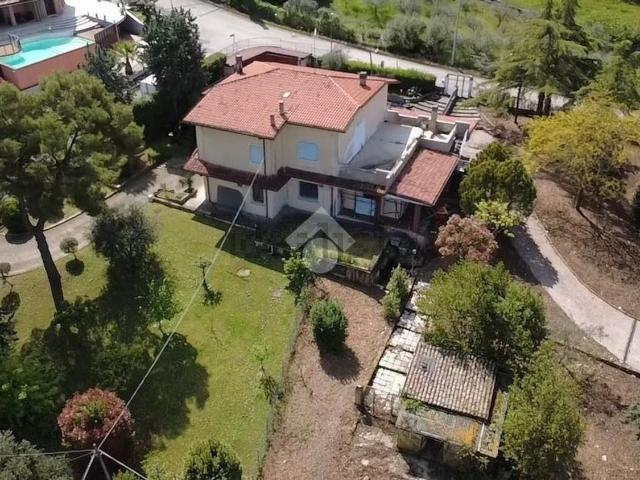 Villetta bifamiliare in vendita di 250 m² in Via dei Martiri, 2