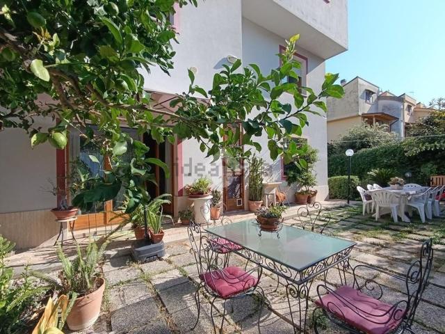 Villetta bifamiliare in vendita di 250 m² in Via delle Magnolie, 23