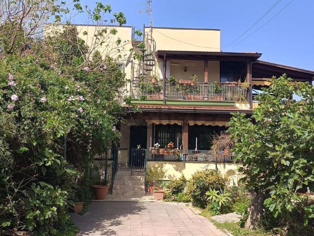 Villetta bifamiliare in vendita di 250 m² in Via delle Orchidee