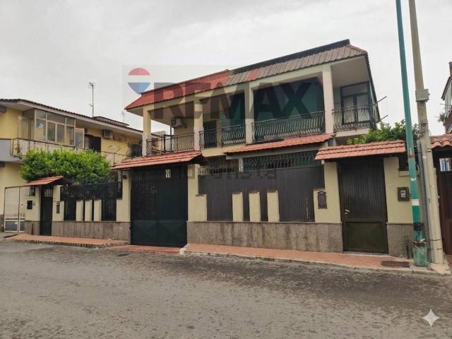 Villetta bifamiliare in vendita di 250 m² in Via Don Luigi Sturzo, 25