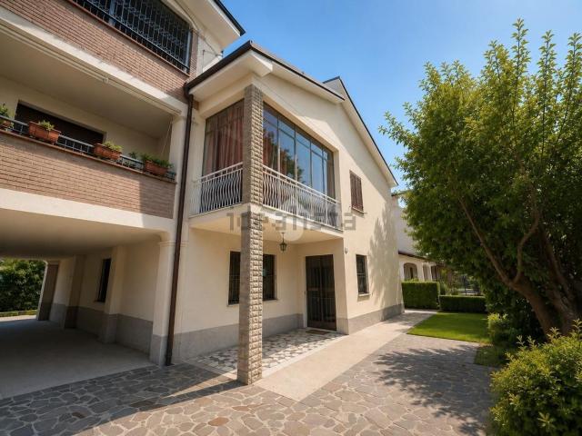 Villetta bifamiliare in vendita di 250 m² in Via Emilia Est, 12