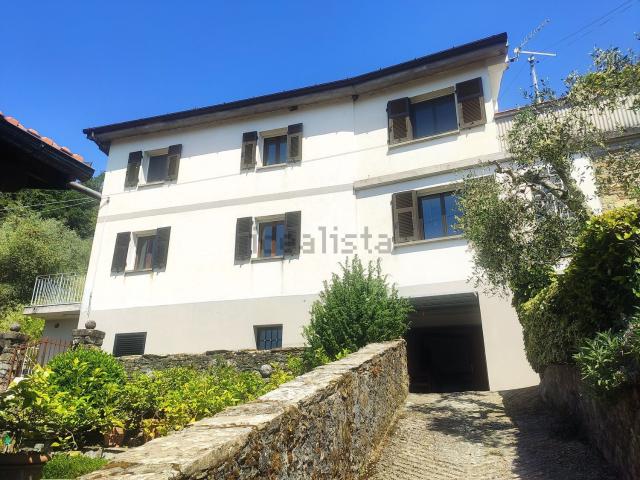 Villetta bifamiliare in vendita di 250 m² in Via Eugenio Montale