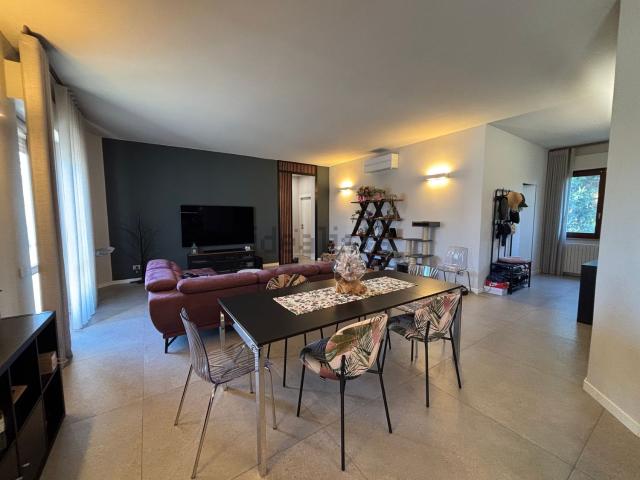 Villetta bifamiliare in vendita di 250 m² in Via F. Soldati, 44