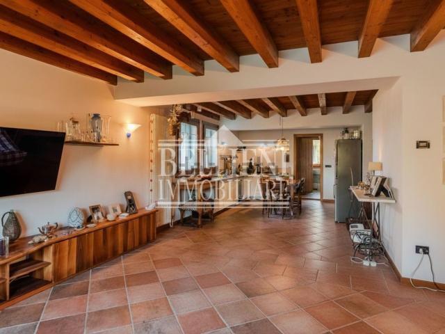 Villetta bifamiliare in vendita di 250 m² in Via Falzarego
