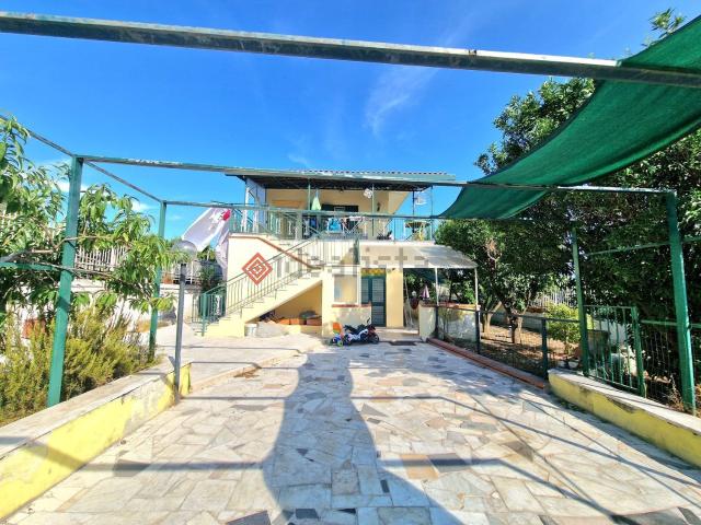 Villetta bifamiliare in vendita di 250 m² in Via Fossa della Monaca