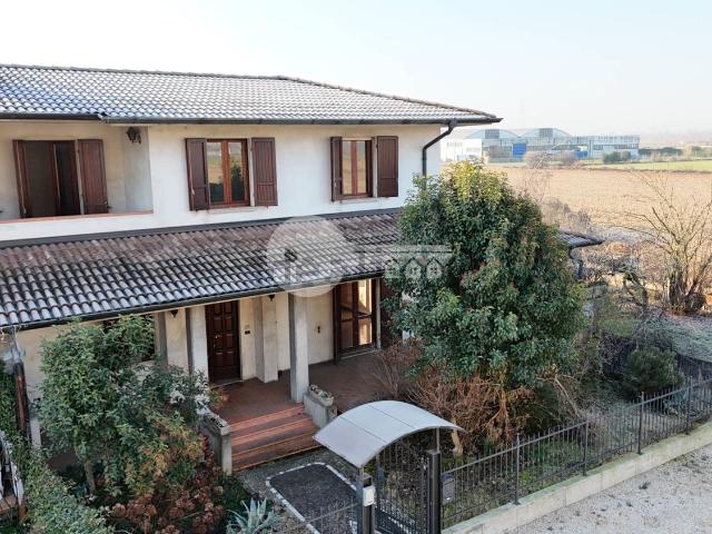 Villetta bifamiliare in vendita di 250 m² in Via G. Ghislandi