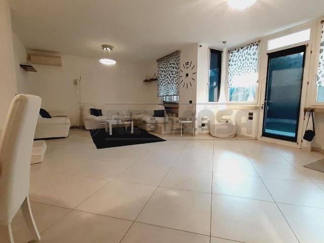 Villetta bifamiliare in vendita di 250 m² in Via Giulio Cesare, 2