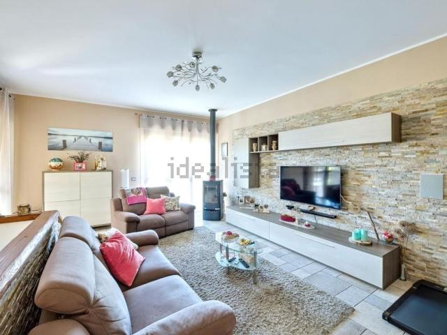 Villetta bifamiliare in vendita di 250 m² in Via Giuseppe Verdi, 25