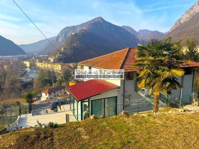 Villetta bifamiliare in vendita di 250 m² in Via Giuseppina Goisis