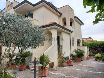 Villetta bifamiliare in vendita di 250 m² in Via Giustino Fortunato, 31