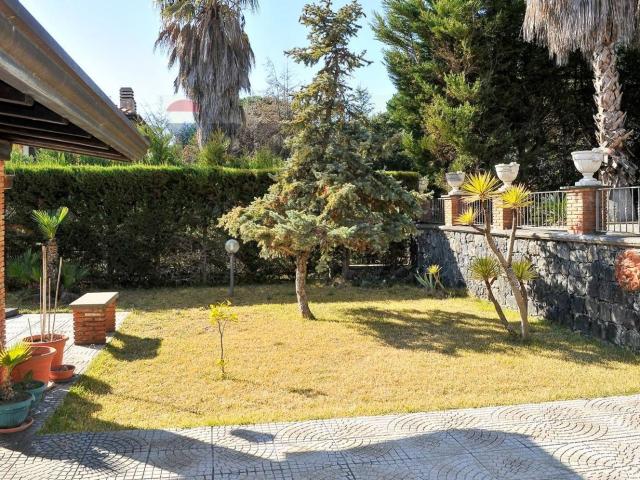 Villetta bifamiliare in vendita di 250 m² in Via Guardia Ragala, 11