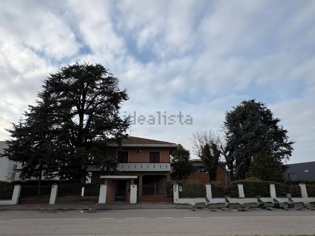 Villetta bifamiliare in vendita di 250 m² in Via II Agosto 1980, 23