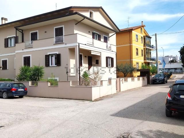 Villetta bifamiliare in vendita di 250 m² in Via Laghi di Pilato