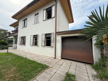 Villetta bifamiliare in vendita di 250 m² in Via Lago Trasimeno, 7