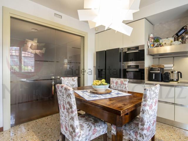 Villetta bifamiliare in vendita di 250 m² in Via Luison