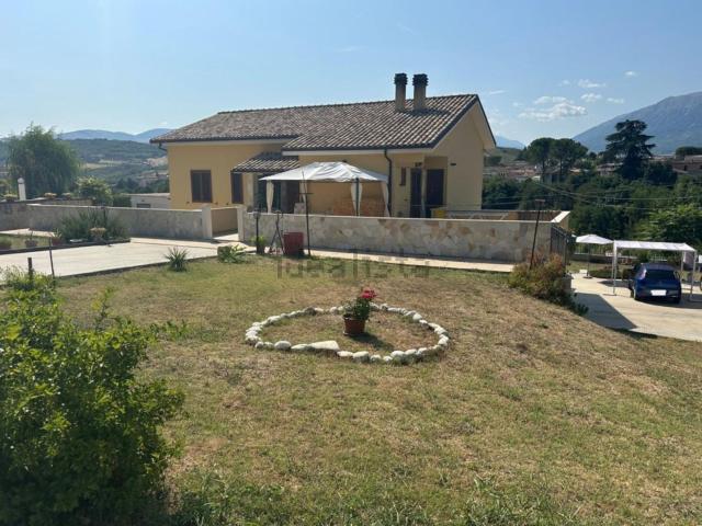 Villetta bifamiliare in vendita di 250 m² in Via Madonna dell&apos Arco, 2