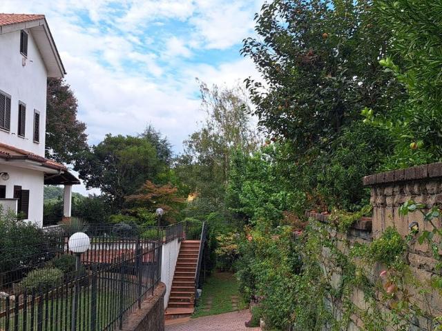 Villetta bifamiliare in vendita di 250 m² in Via Magno Egerio Lesbio