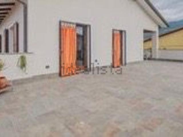 Villetta bifamiliare in vendita di 250 m² in Via Marchini