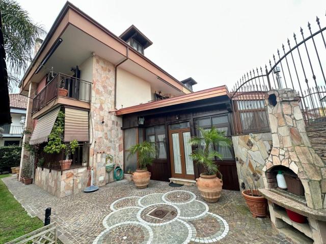 Villetta bifamiliare in vendita di 250 m² in Via Marenola, 25
