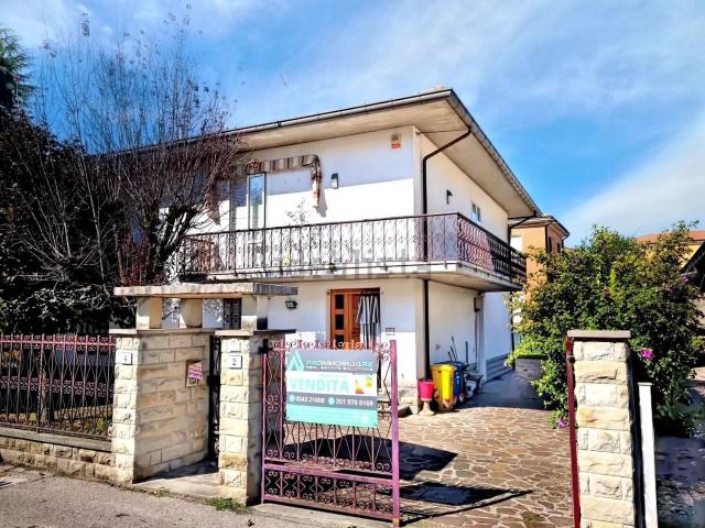 Villetta bifamiliare in vendita di 274 m² in Via Lino Bertoni