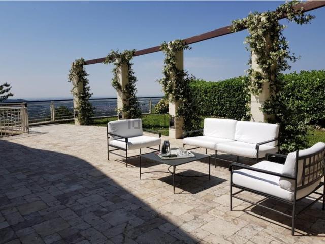Villetta bifamiliare in vendita di 250 m² in Via Monte Bianco