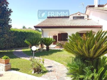 Villetta bifamiliare in vendita di 250 m² in Via Monte Buono