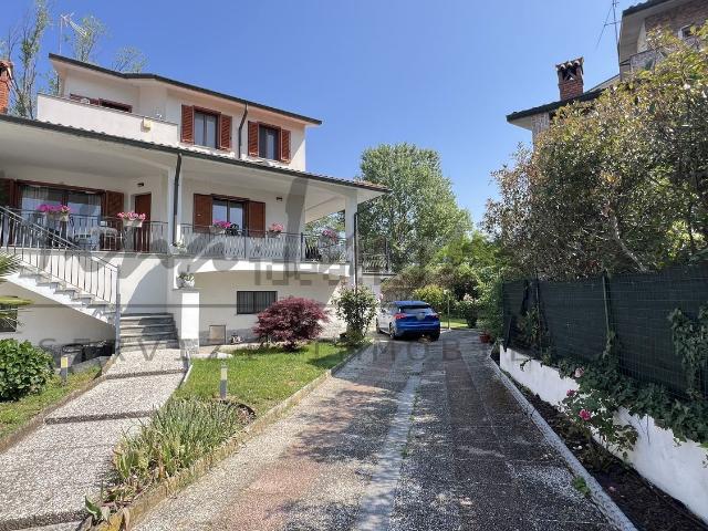 Villetta bifamiliare in vendita di 250 m² in Via Monte Grappa