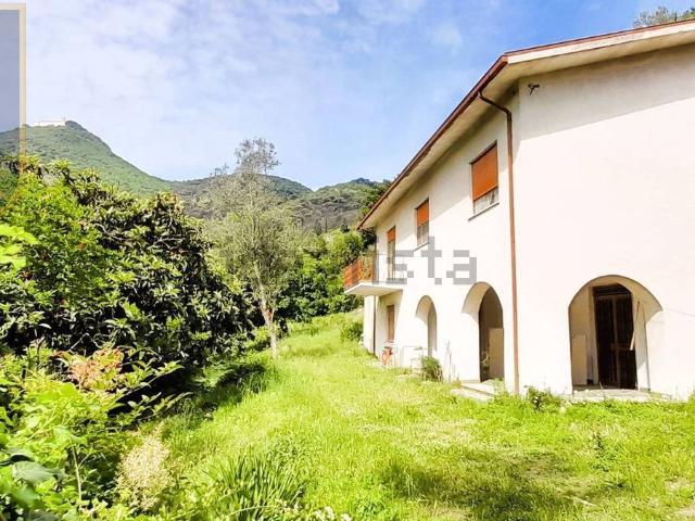 Villetta bifamiliare in vendita di 250 m² in Via Monte Maggio, 1