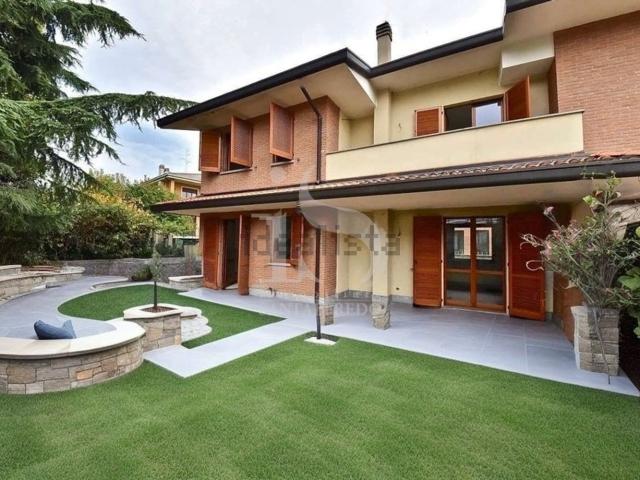 Villetta bifamiliare in vendita di 250 m² in Via Monte Nero, 19