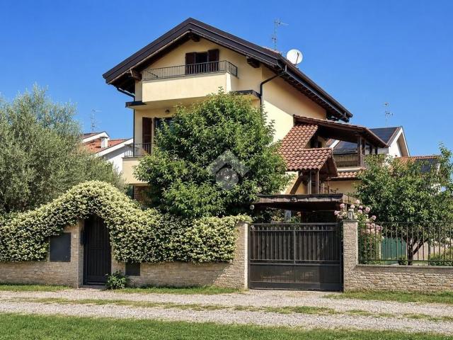 Villetta bifamiliare in vendita di 250 m² in Via Montirone, 4