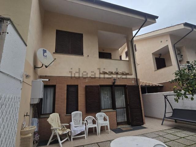 Villetta bifamiliare in vendita di 250 m² in Via Nazionale Adriatica Nord, 37