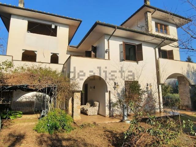 Villetta bifamiliare in vendita di 250 m² in Via Nilde jotti