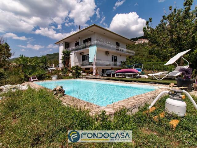 Villetta bifamiliare in vendita di 250 m² in Via Orazio Flacco, 1
