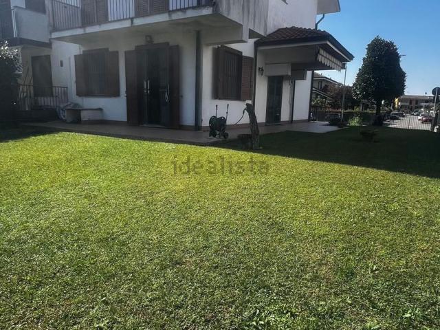 Villetta bifamiliare in vendita di 250 m² in Via Pietro Nenni, 5