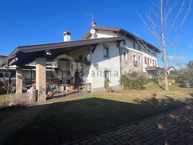 Villetta bifamiliare in vendita di 250 m² in Via Plasencis, 72