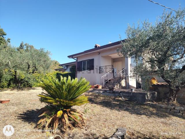 Villetta bifamiliare in vendita di 250 m² in Via Prati Gallinari, 14