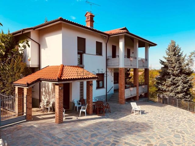 Villetta bifamiliare in vendita di 250 m² in Via Re, 16