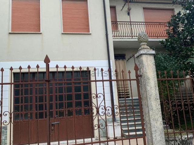 Villetta bifamiliare in vendita di 250 m² in Via Roma