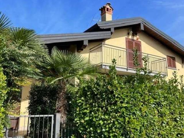 Villetta bifamiliare in vendita di 250 m² in Via Roma