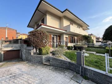 Villetta bifamiliare in vendita di 250 m² in Via San Maurizio Al Lambro