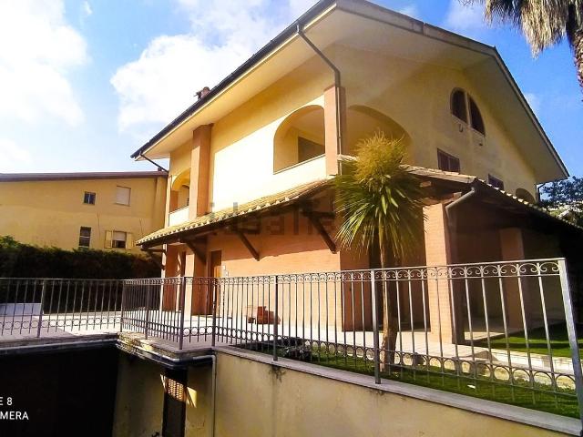 Villetta bifamiliare in vendita di 250 m² in Via San Paolo, 14