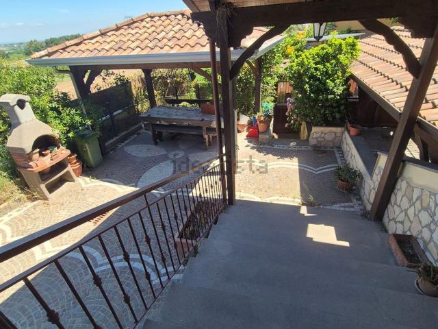Villetta bifamiliare in vendita di 250 m² in Via Salvatore Nullo