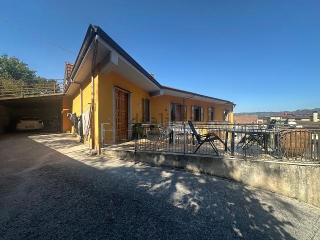 Villetta bifamiliare in vendita di 250 m² in Via Serino, 10