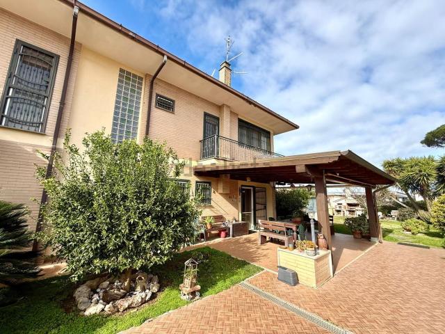 Villetta bifamiliare in vendita di 250 m² in Viale Corona Boreale, 85