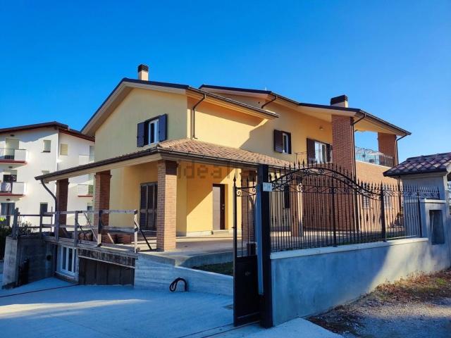 Villetta bifamiliare in vendita di 250 m² in Viale delle Fresie, 8