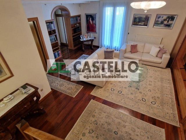 Villetta bifamiliare in vendita di 250 m² in Viale Lazara